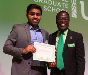 Dr. Joseph Oppong, Professor of Geography and Associate Dean for Research and Professional Development at UNT’s Toulouse Graduate School, presents the People’s Choice Award to Rajasekhar Ganduri.